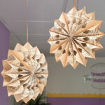 Kerst ornament gemaakt van oude boeken